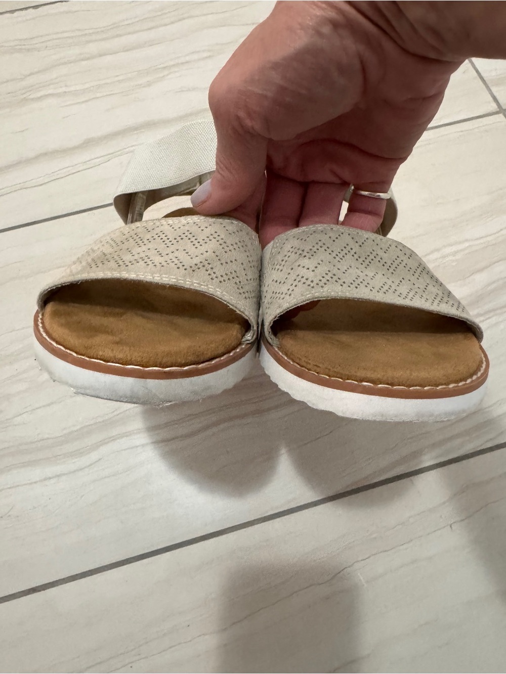 BOBS from Skechers Taupe/Grey Strap Sandals Wedge Heel Vegan Friendly Sz 9 W - Picture 6 of 10